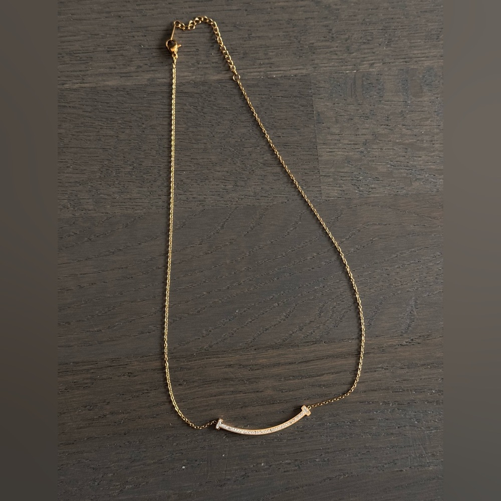Elegant Gold Necklace with Sparkling Stones